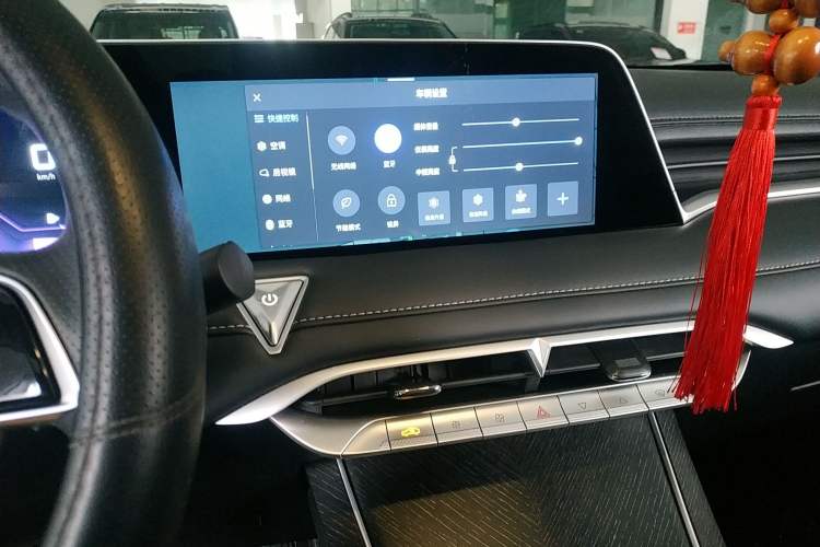 Used Venucia V 2022 260T Black Horse Edition · Idol