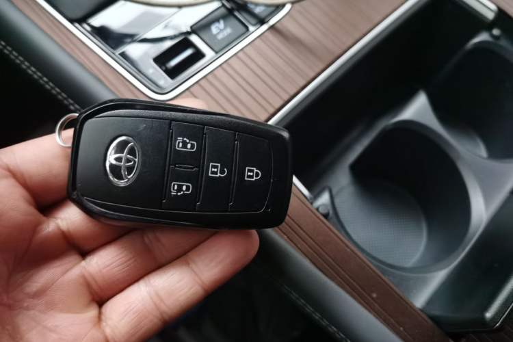 Used Toyota SIENNA 2026 Model 2.5L Dual-Engine Two-Wheel-Drive Comfort Edition
