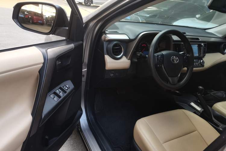 Used Toyota RAV4 2015 2.0L CVT Two-Wheel Drive Fashion Edition
