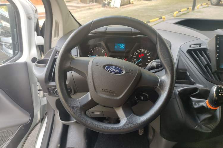 Used Ford Transit 2019 2.0T Diesel Multi-Purpose Commercial Vehicle Mid-Drive Mid-Roof 6-Seater China VI Standard