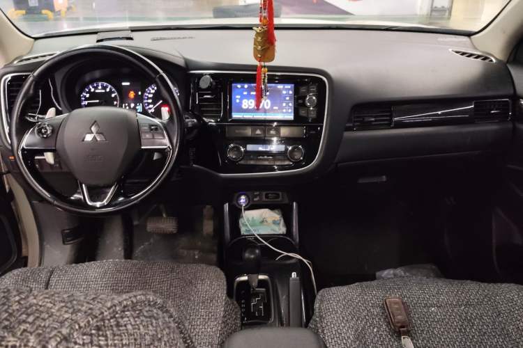 Used Mitsubishi Outlander 2016 2.4L 4x4 Elite Edition 7-Seater Center Console