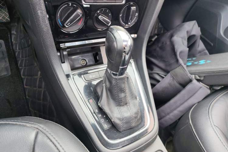 Used Volkswagen Bora 2014 1.6L Automatic Comfort Model Gear Lever