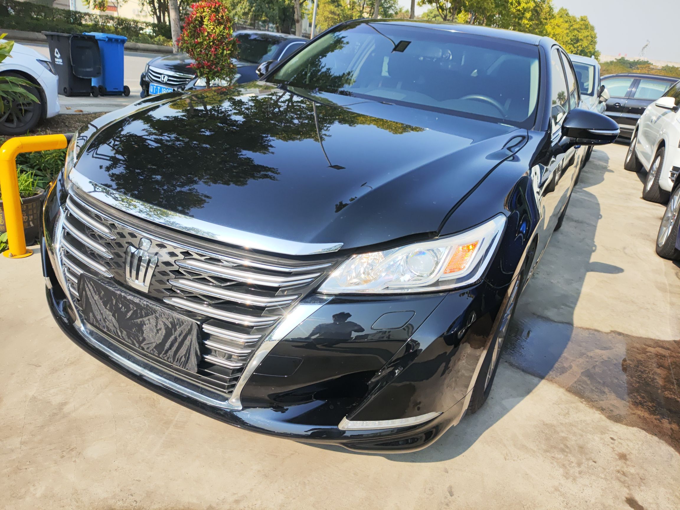 تحت مقدمة السيارة