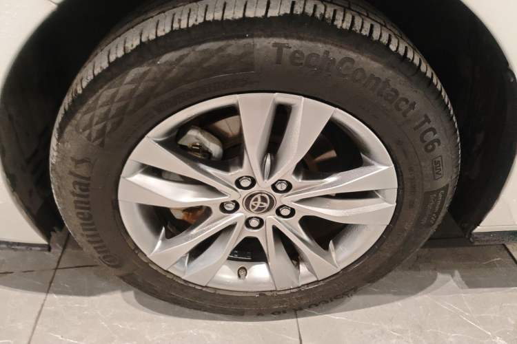 Used Toyota SIENNA 2021 2.5L Hybrid Platinum Edition Left Front Wheel Hub