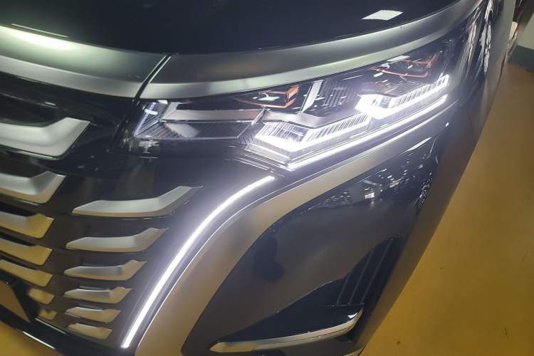 Used Denza D9 2025 DM-i Smart Drive 1020 Four-Wheel Drive Premium Model
