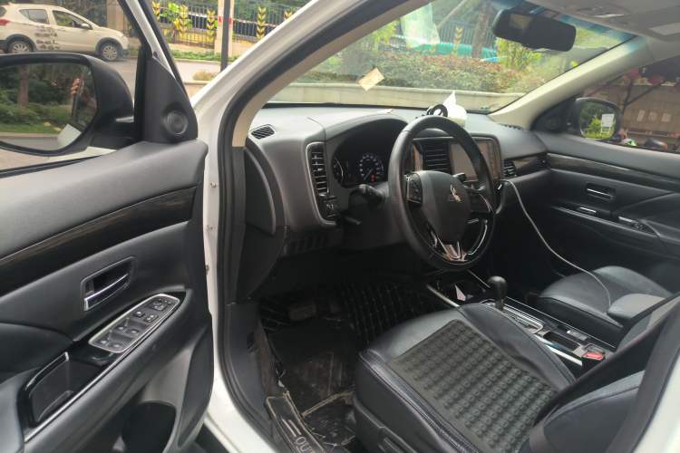 Used Mitsubishi Outlander 2019 2.0L Two-Wheel Drive Comfort Edition 5 Seats China V Standard Driver Seat