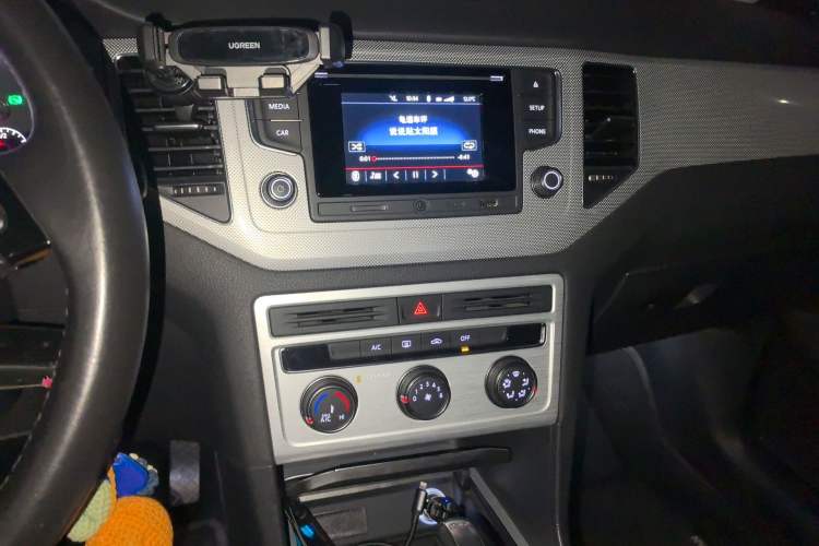 Used Volkswagen Golf Sportsvan 2016 230TSI Automatic Trend Edition Audio And AC Panel