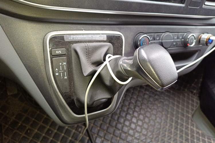 Used SAIC MAXUS Xintu V80 2021 2.0T PLUS AMT All-Rounder Mid-Height Roof 6/7/8/9-Seater
