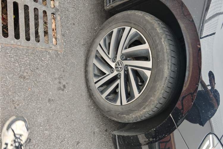 Used Volkswagen Lavida 2023 1.5L Automatic 5 Million Edition Right Front Wheel Hub