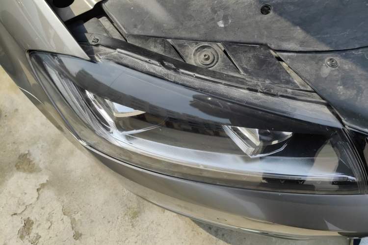 Used Volkswagen Magotan 2012 Travel Edition 2.0 TSI Comfort Version Right Front Headlight