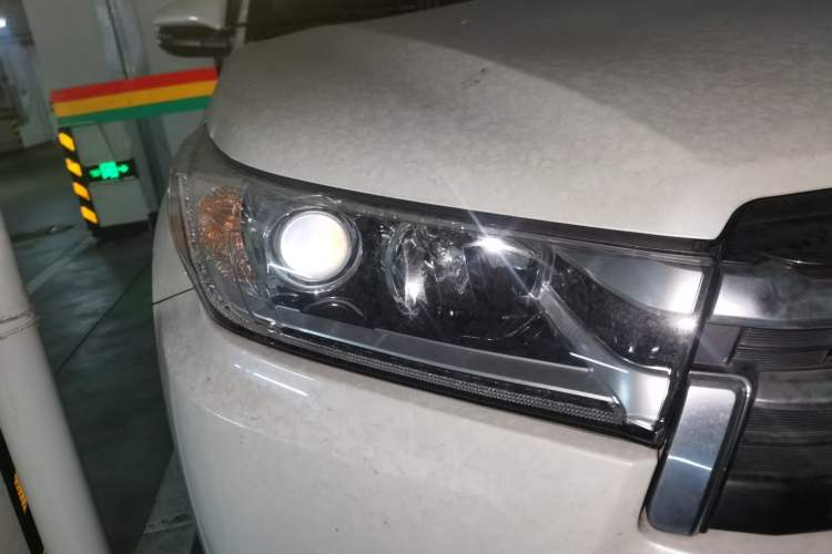 Used Toyota Highlander 2018 2.0T Four-Wheel Drive Prestige Version 7 Seats China V Emission Standard Right Front Headlight