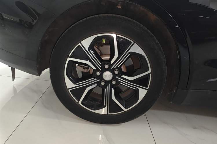 Used Hongqi E-QM5 2021 Charging Version Flagship Edition Right Rear Wheel Hub