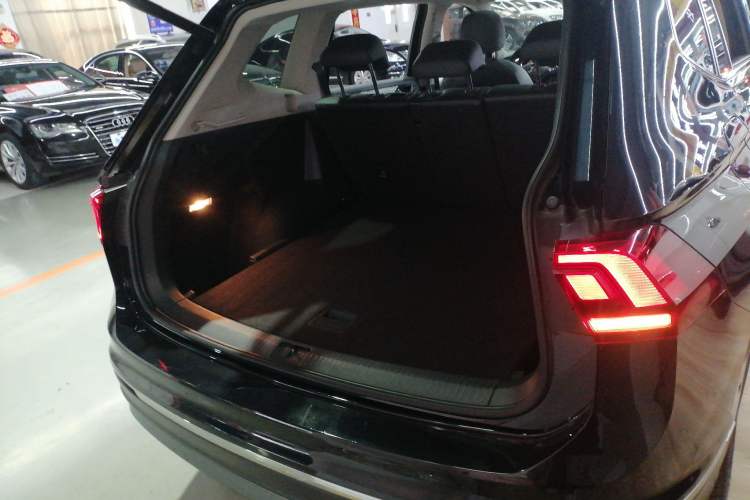 Used Volkswagen Tiguan L 2019 Revised 330TSI Automatic Two-Wheel Drive Smart & Luxury Edition China VI Standard Trunk