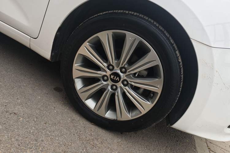 Used Kia K4 2015 1.8L Automatic DLX Special Right Front Wheel Hub