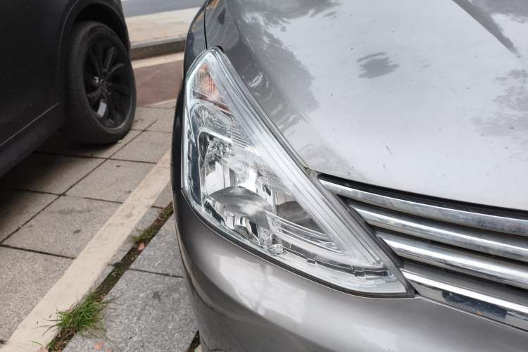 Used Nissan Livina 2013 1.6XE CVT Comfort Edition Right Front Headlight