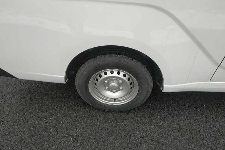 Used Wuling Yangguang 2024 300KM Comfort Version Passenger Van 75kW