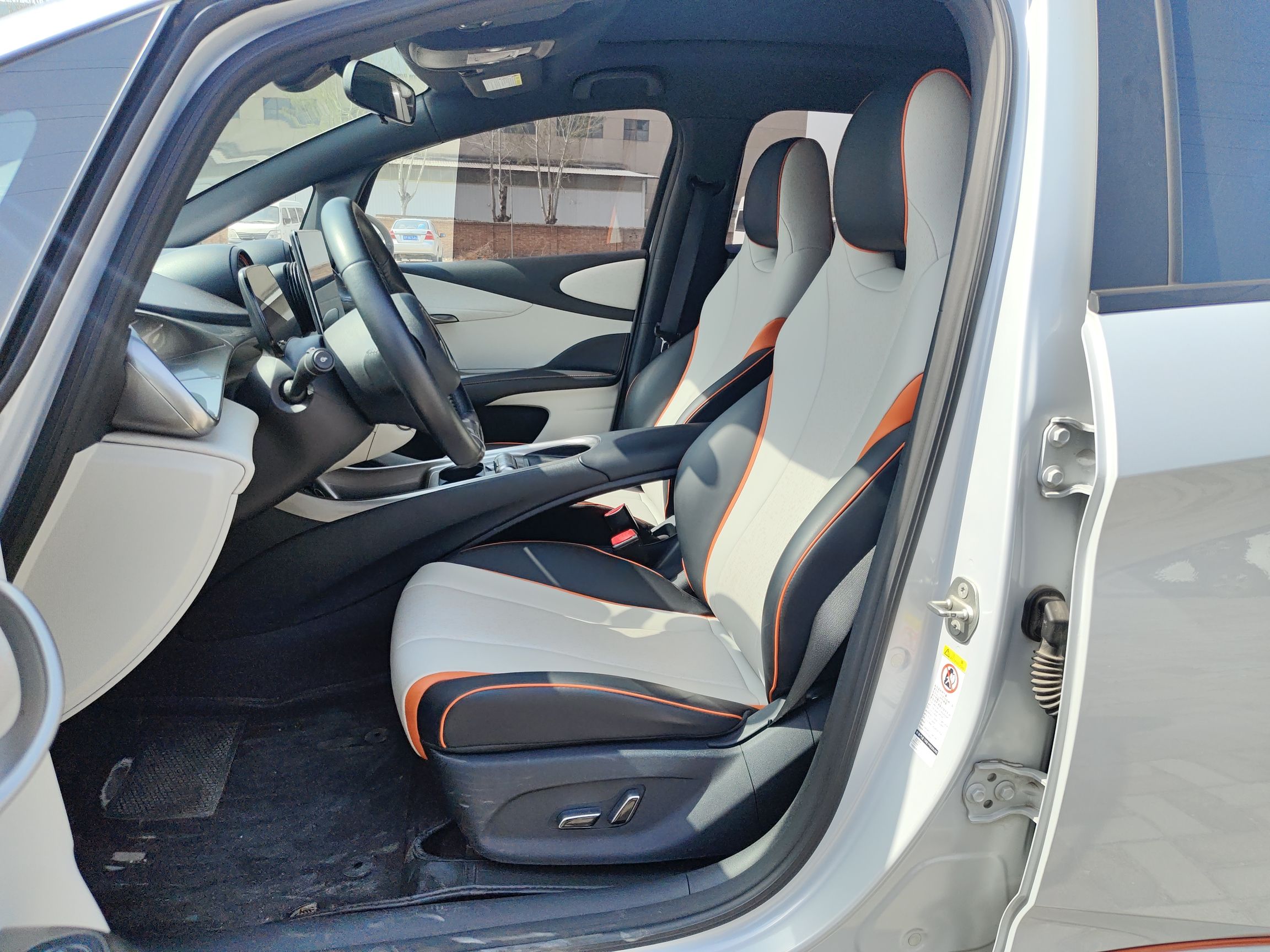 المقاعد الأمامية داخل السيارة