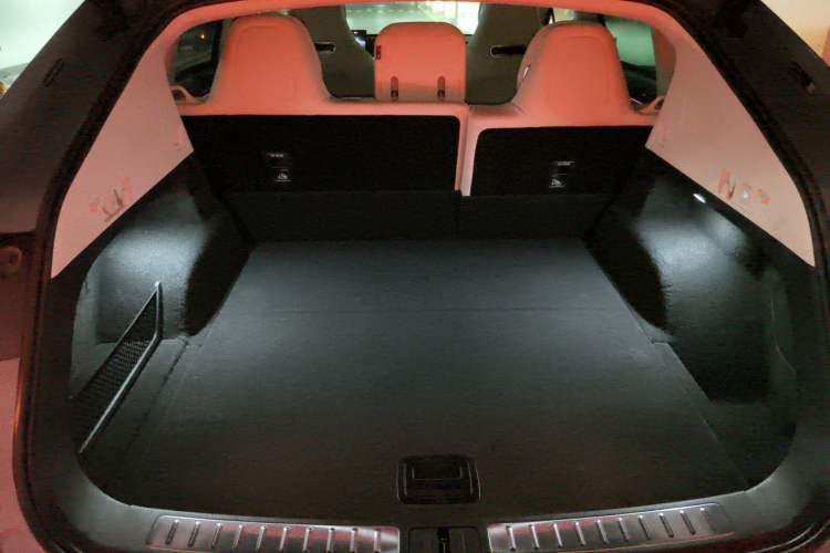 Used Hima Luxeed R7 2024 All-Electric 667 km Max Trunk