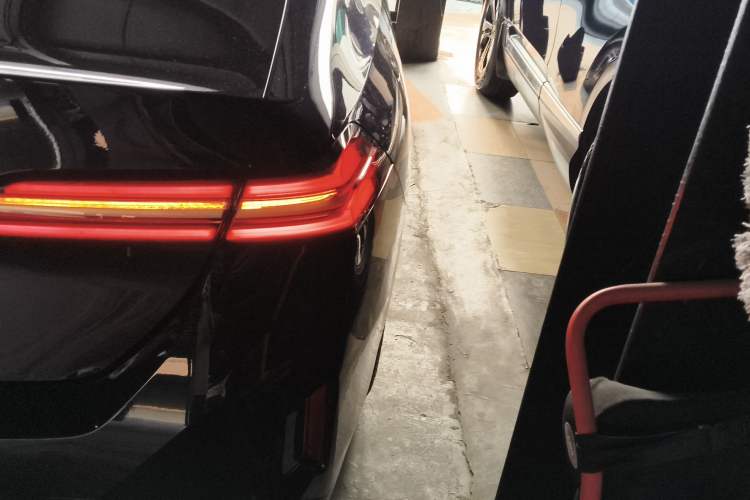 Used BMW 5 Series 2025 530Li Luxury Edition M Sport Package Right Rear Taillight