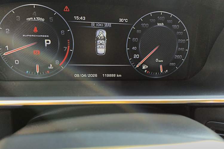 Used Land Rover Range 2014 3.0 SC V6 Vogue SE Odometer Close Up