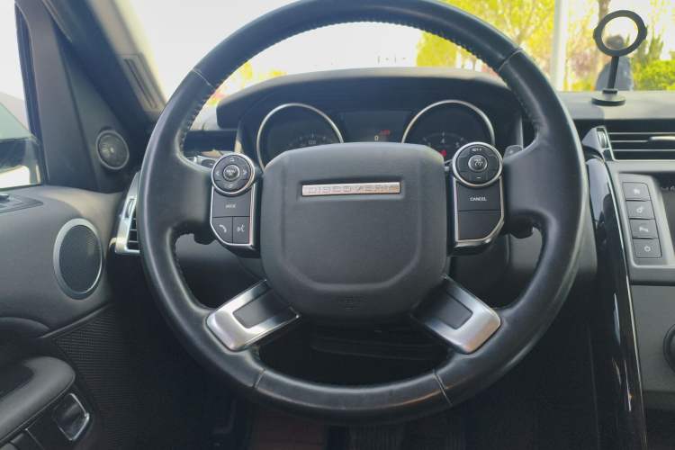 Used Land Rover Discovery 2017 3.0 SC V6 SE Steering Wheel