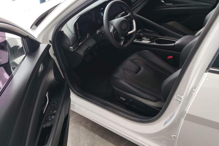 Used Hyundai Elantra 2021 1.5L CVT LUX Prestige Edition
