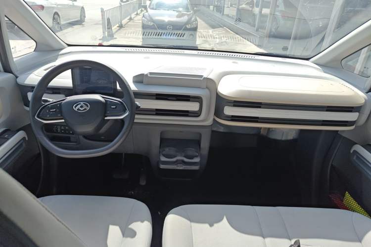 Used SAIC MAXUS Dana V1 2025 V1 Short Wheelbase Low-Roof Multi-Function Version (42 kWh)