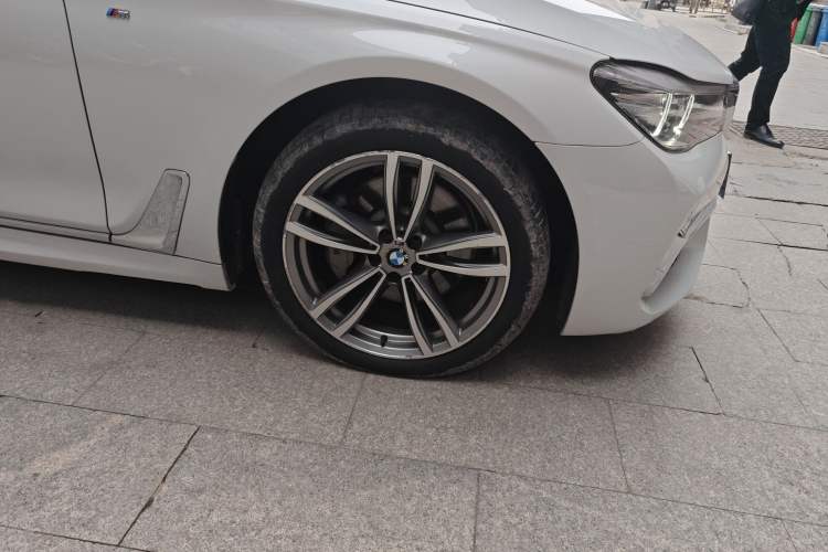 Used BMW 7 Series 2018 730Li Leading Model M Sport Package Right Front Wheel Hub