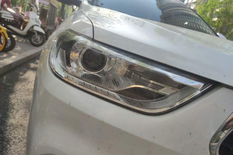 Used Haval H2 2017 Blue Label 1.5T Manual Two-Wheel Drive Luxury Model Right Front Headlight