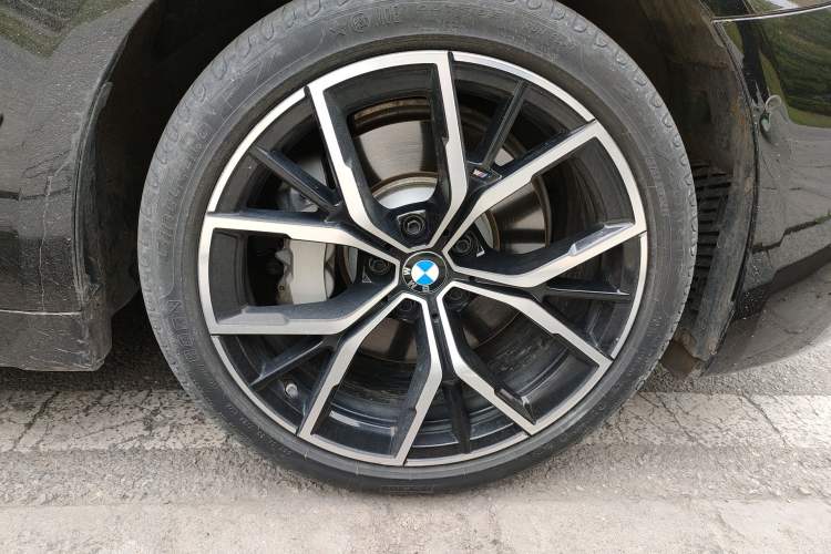 Used BMW 5 Series 2022 Second Facelift 530Li Luxury Version M Sport Package Right Front Wheel Hub