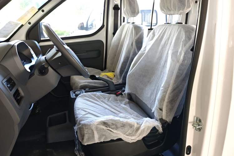 Used Wuling Yangguang 2024 300KM Comfort Version Passenger Van 75kW