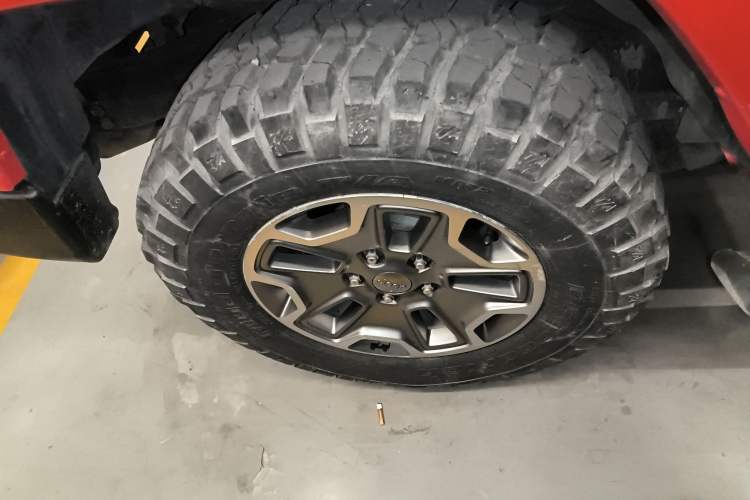 Used Jeep Wrangler 2017 3.0L Sahara Four-Door Comfort Edition Right Rear Wheel Hub