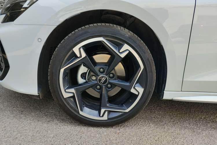 Used Audi A3 2025 Sportback 35TFSI Prestige Edition + Luxury Selection Package Left Front Wheel Hub