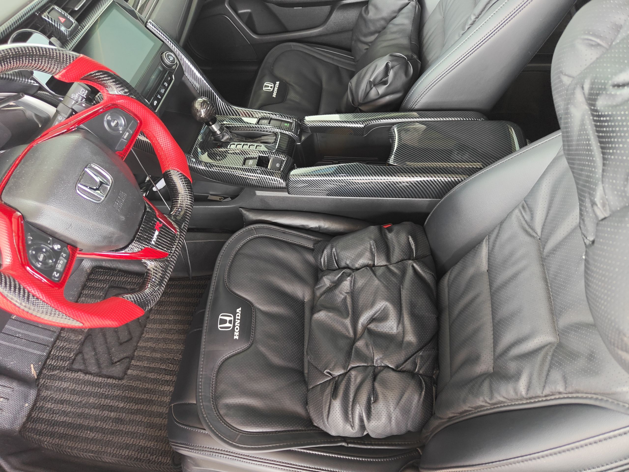 Переднее сиденье в автомобиле