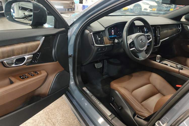 Used Volvo V90 2022 Cross Country B5 AWD Smart Range Edition
