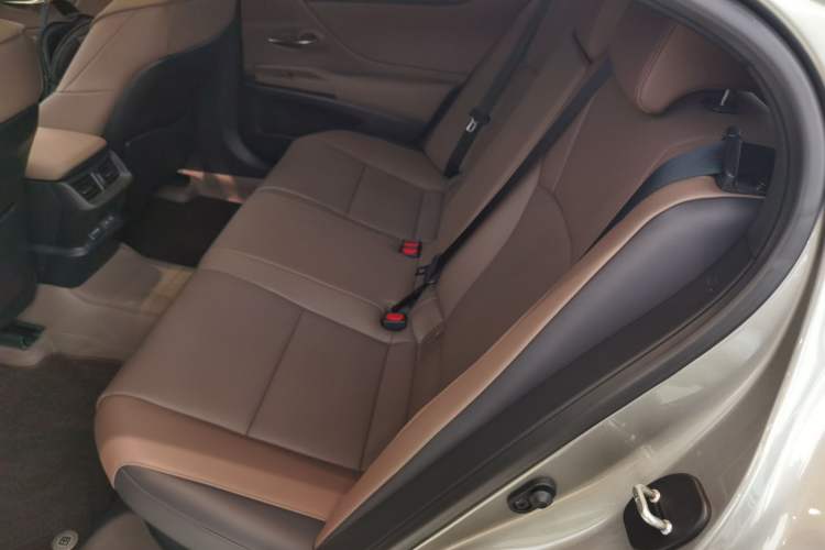 Used Lexus ES 2025 300h Deluxe Edition