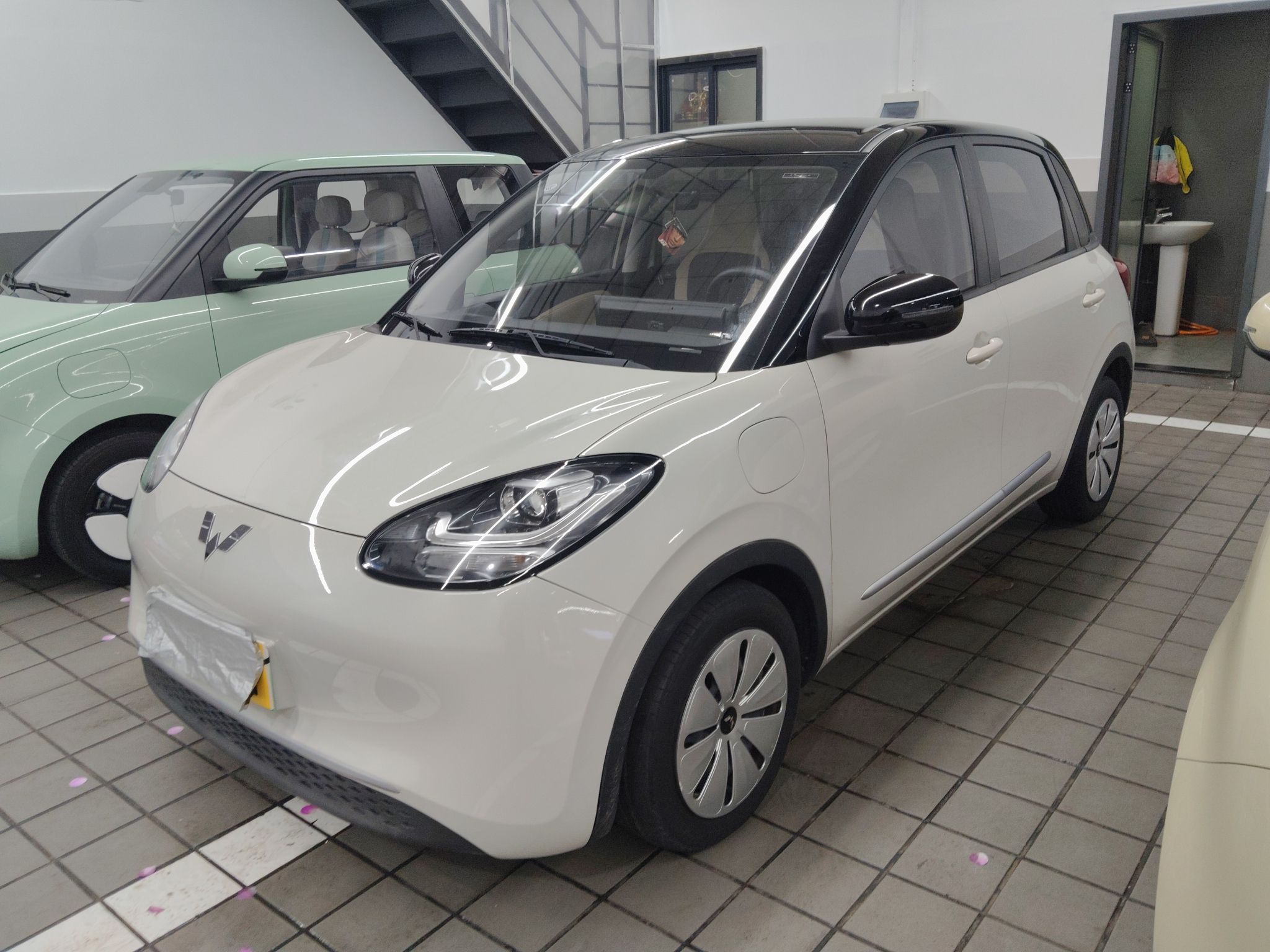 Под передней частью автомобиля