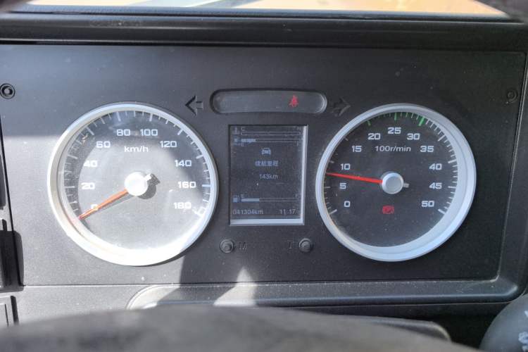 Used Iveco Daily 2021 2.5T A35 M1 Passenger Van 5-9 Seater Short Wheelbase Low Roof Dual Tires Manual Doors Instrument Cluster