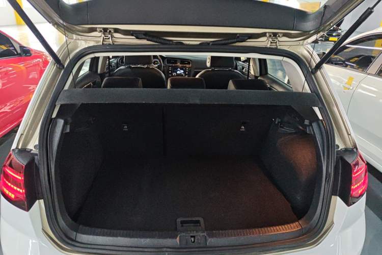 Used Volkswagen Golf 2018 230TSI Automatic Luxury Version
