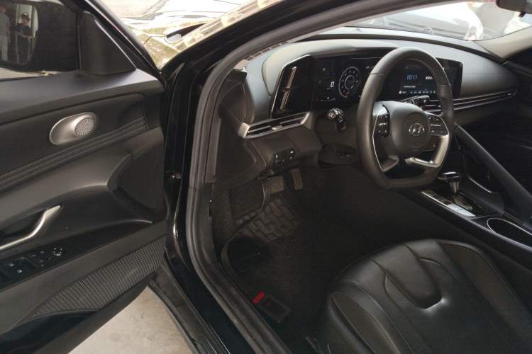Used Hyundai Elantra 2022 1.5L CVT LUX Black Knight Limited Edition Driver Seat