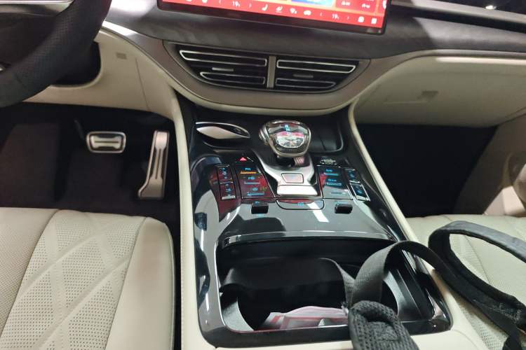 Used Denza D9 2025 DM-i Smart Drive 1020 Four-Wheel Drive Premium Model Gear Lever