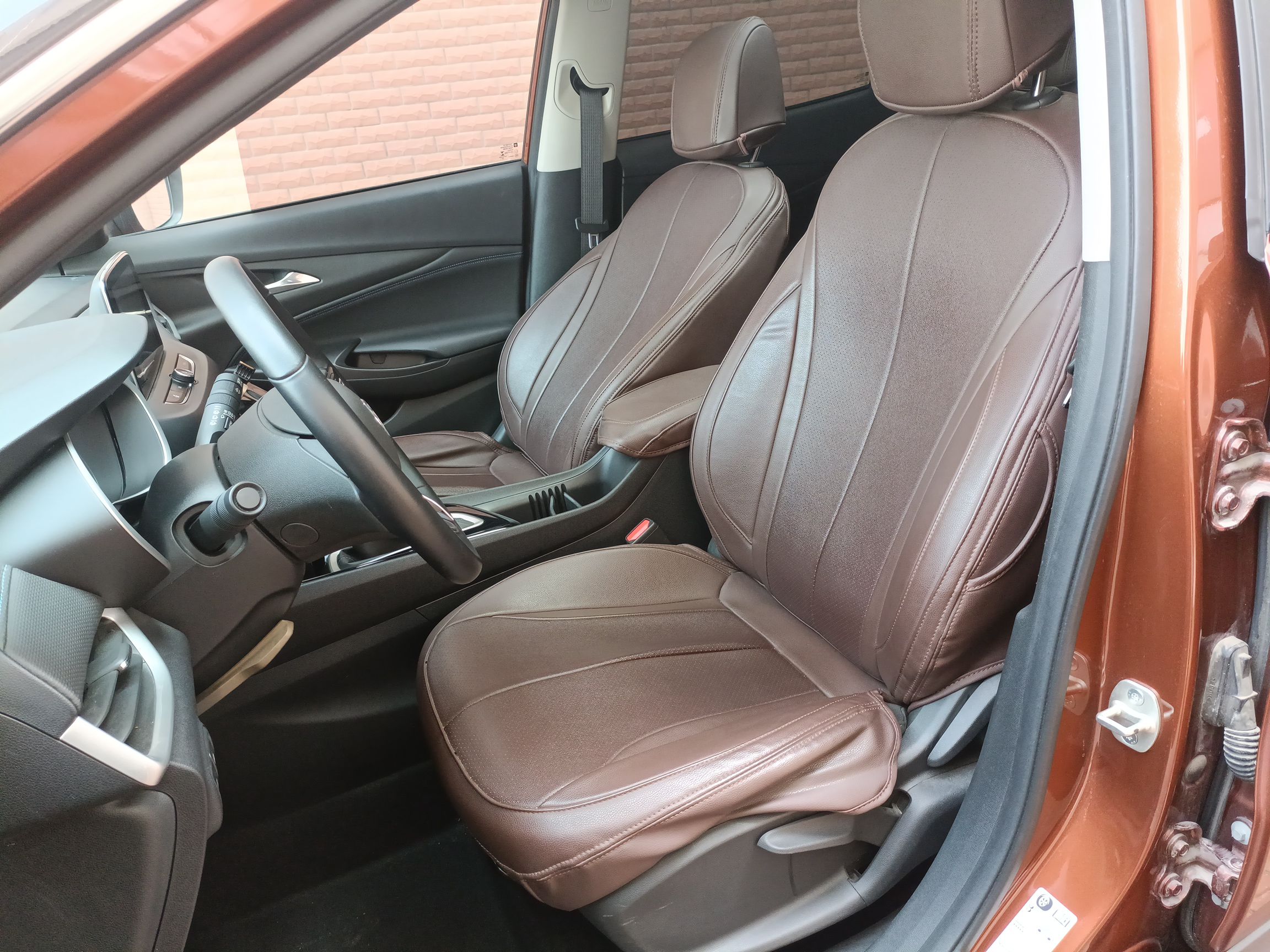 Переднее сиденье в автомобиле