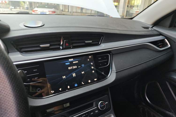 Used Geely Auto Emgrand New Energy 2017 1.5L PHEV Elite Model Center Console