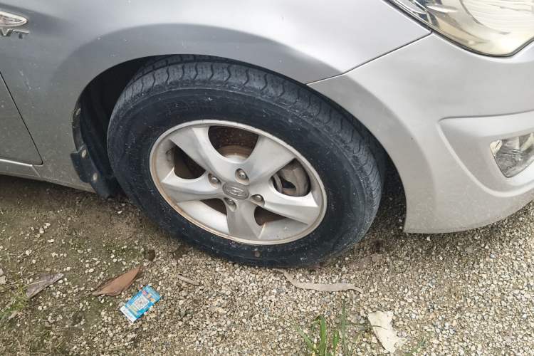 Used Hyundai Verna (older generation) 2010 Sedan 1.4L Automatic Fashionable GT Model Right Front Wheel Hub