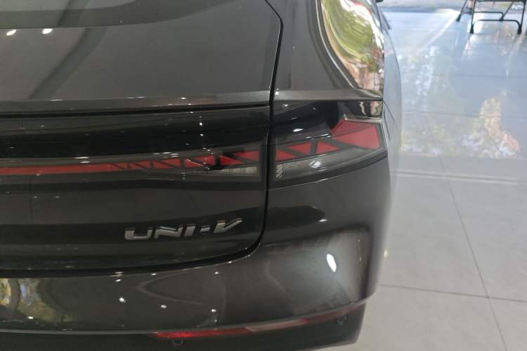 Used CHANGAN UNI-V iDD 2024 Blue Whale Smart Electric iDD 136km Luxury Model
