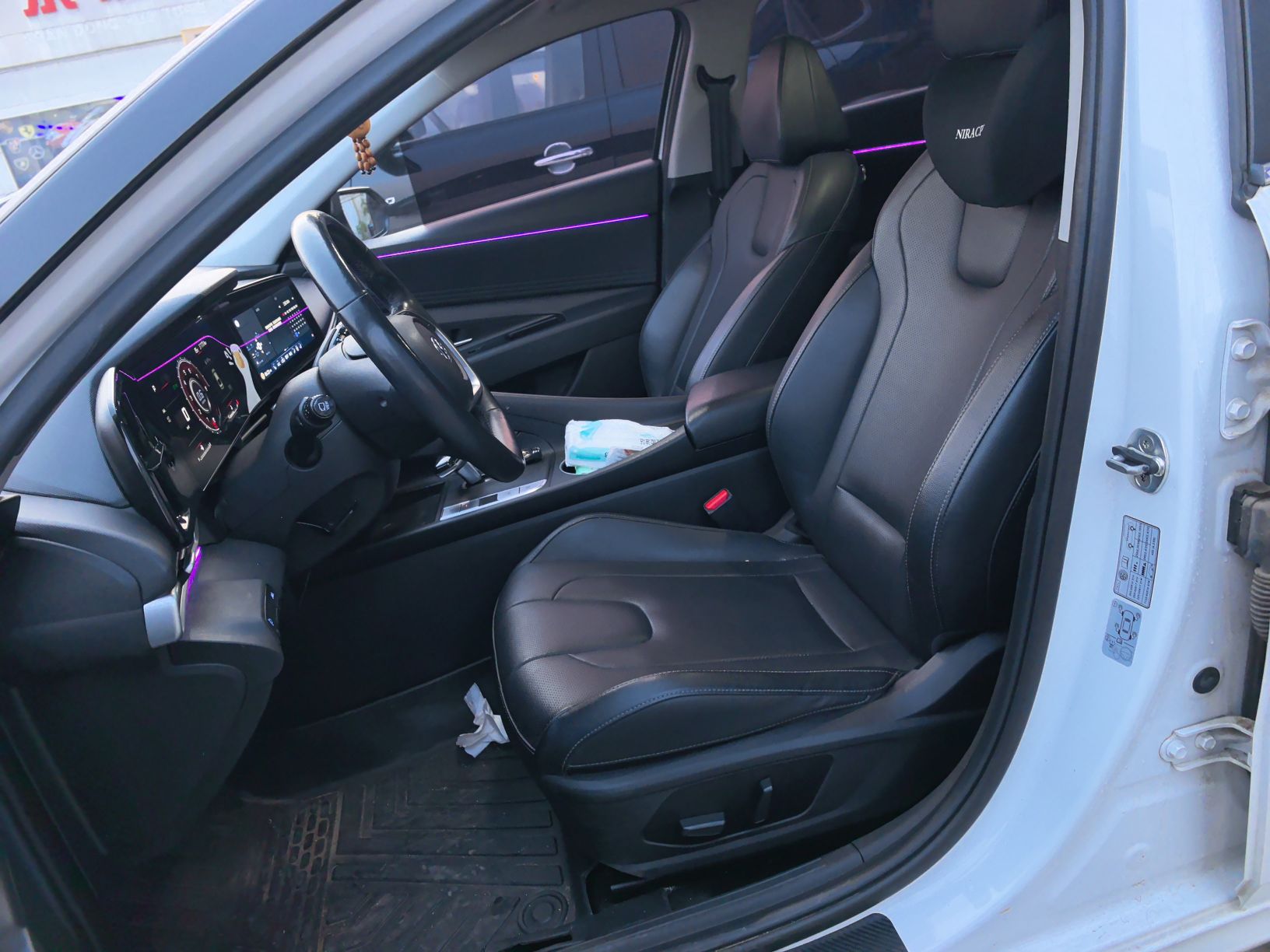 المقاعد الأمامية داخل السيارة