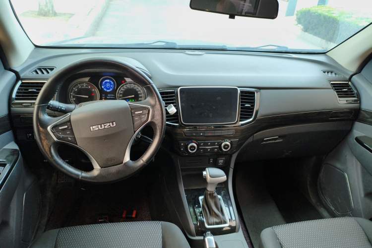 Used Isuzu D-MAX 2020 1.9T Two-Wheel Drive Automatic Comfort Edition China VI Standard RZ4E Hi-Power
