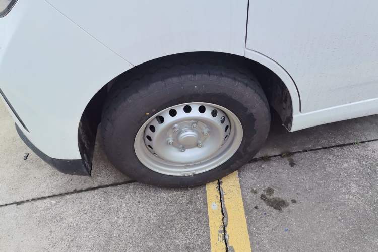 Used Wuling Yangguang 2024 300KM Comfort Version Passenger Van 75kW