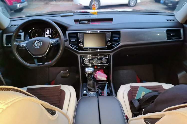 Used Volkswagen Teramont 2017 530 V6 Four-Wheel Drive Luxury Edition Center Console