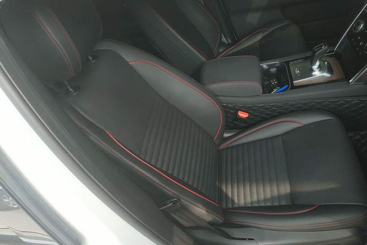 Used Land Rover Discovery Sport New Energy 2022 Facelifted P300e Plug-in Hybrid Electric Version Right Front Seat